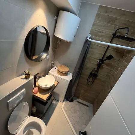 Modern & Stylish With Full Amenities Apartament